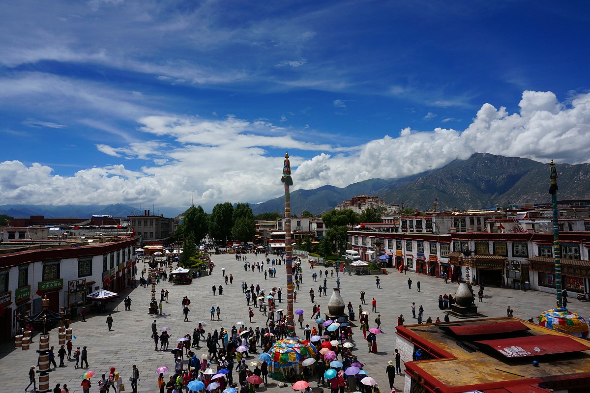 Jokhang Platz und Potala