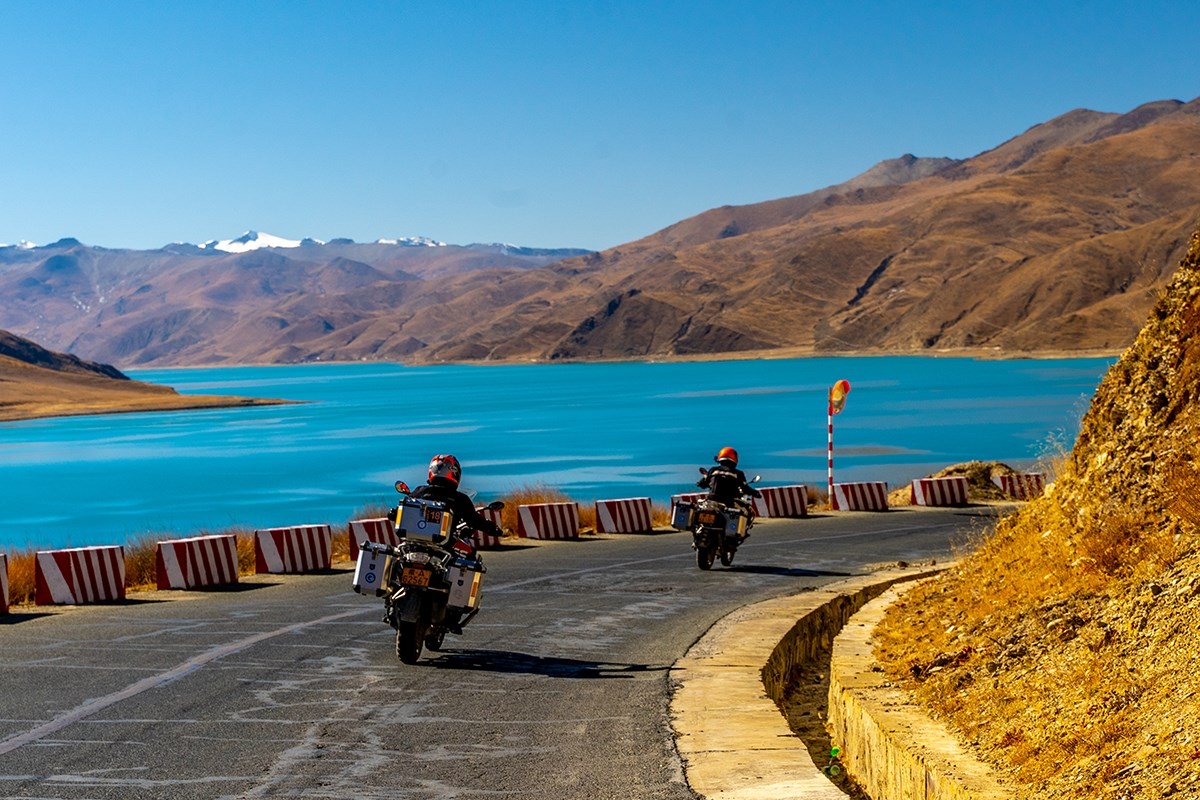 Motorradfahrt am Yamdrok See