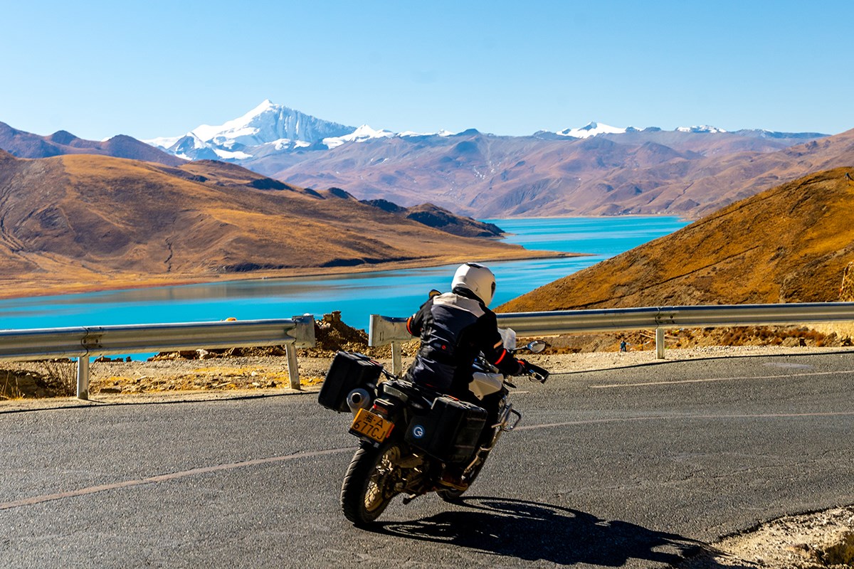 Motorradfahrt am Yamdrok See