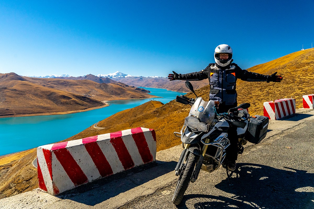 Motorradfahrt am Yamdrok See