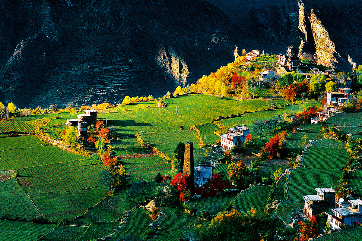 Zhonglu Dorf in Danba