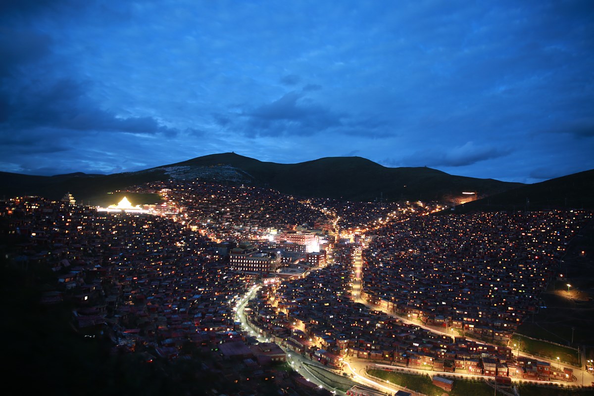 Larung Gar in der Nacht