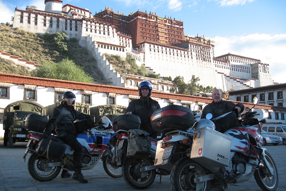 Motorradfahrt am Potala Palast, Lhasa