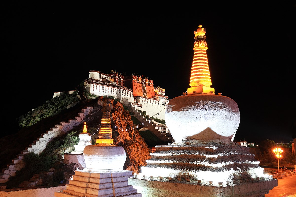 Potala Palast in der Nacht
